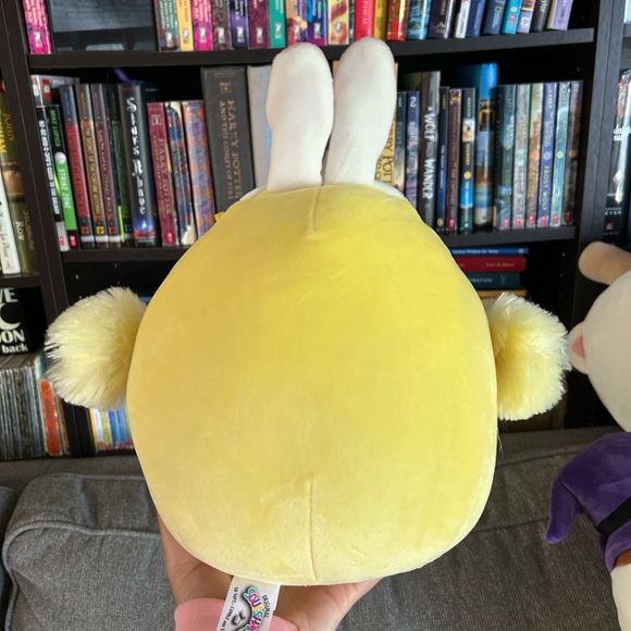 Aimee the yellow chick squishmallow Easter edition NWOT 8in - Picture 3 of 4